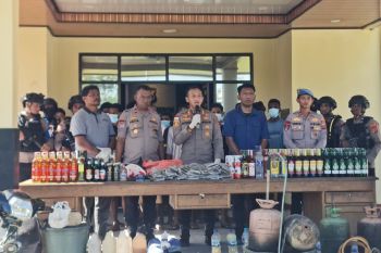 Polres Keerom musnahkan ganja seberat tujuh kilogram dari PNG