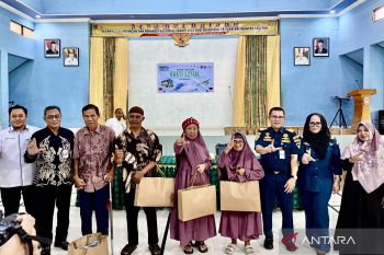 UPT Kemenhub Kalsel berbagi 110 bingkisan kasih Harhubnas 2025