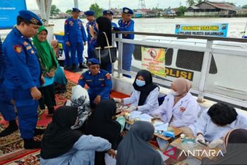 Warga cek kesehatan di poliklinik terapung Satpolairud Banjarmasin