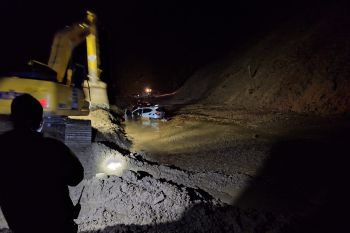 Korban sebut mobil dan motor tertimpa longsor kebun kopi