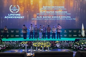 Terima Lifetime Achievement dari BAZNAS RI, Mantan Dirkeu PT Semen Padang terharu