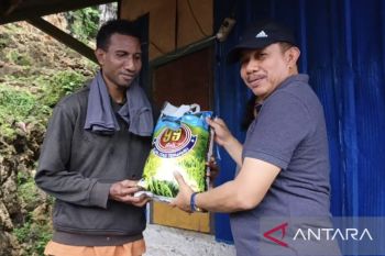 Wakil Wali Kota Jayapura bantu bahan pokok ke lansia