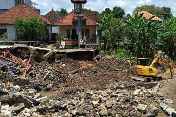 Bali floods: Search underway for missing family of three