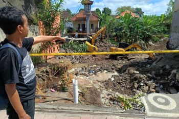 Tim SAR duga satu keluarga korban banjir di Badung terkubur reruntuhan