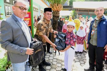 500 siswa di Aceh Besar dapat bantuan tas sekolah