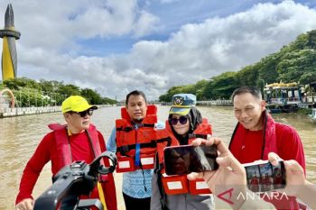 Harhubnas, UPT Kemenhub Kalsel bersihkan sampah di Sungai Martapura