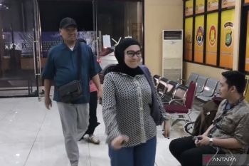 Uya Kuya dan Astrid datang ke Polres Metro Jaktim Jumat malam