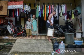 Distribusi air bersih dampak gangguan aliran PAM