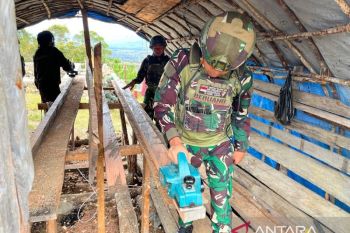 Satgas Yonif 52/DY bantu warga Napua Jayawijaya bangun rumah layak huni