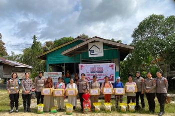 Polwan Polda Kaltara Gelar Bakti Sosial di Desa Apung dalam Rangka Hari Jadi Polwan ke-77