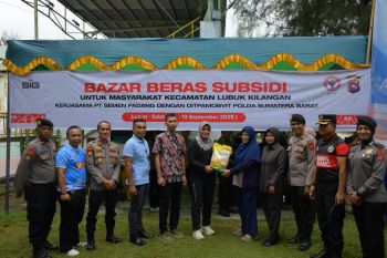 Dukung Program SPHP, PT Semen Padang dan Polda Sumbar Salurkan 2,5 Ton Beras Subsidi untuk Warga Lubuk Kilangan
