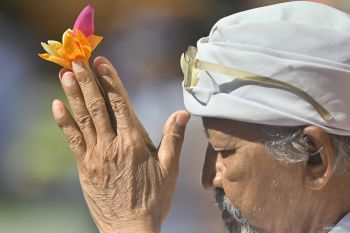 Pasca-bencana banjir besar, Umat Hindu bersembahyang bersama untuk keselamatan di Bali