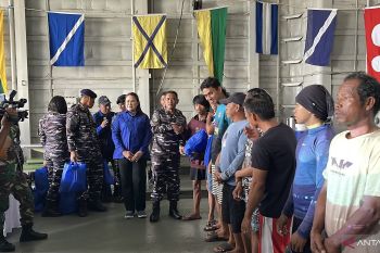 Satgas Trisila 25/III bagikan sembako ke nelayan di Donggala