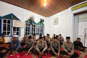 Personel Ditsamapta Polda Kaltara Tampil Sebagai Tim Hadrah dalam Peringatan Maulid
