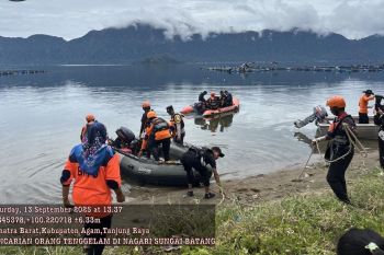 Tim Gabungan Agam menyelam ke dasar Danau Maninjau cari nelayan hilang (Video)