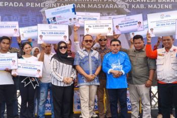 Sulbar serahkan bantuan Rp1,2 miliar untuk kepesertaan BPJS Kesehatan warga Majene