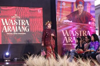 Makassar pamerkan tenun Lontara di Wastra Arajang 2025