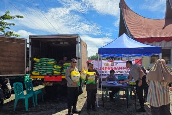 Polres Pasaman Barat salurkan 60 ton beras kepada masyarakat
