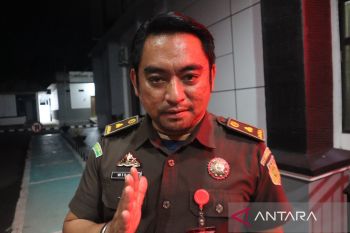 Kejari Mabar menahan dua tersangka korupsi proyek irigasi Wae Kaca I