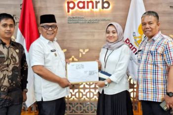 Bentuk keseriusan perjuangkan PPPK, Bupati Pasbar langsung antarkan surat usulan pengangkatan ke Kemenpan RB