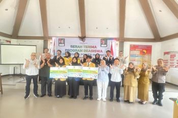 PLTU Batang serahkan program beasiswa siswa berprestasi