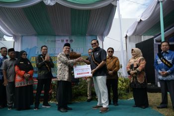 PT Semen Padang Salurkan Bantuan Bedah Rumah untuk Keluarga Berisiko Stunting di Padang