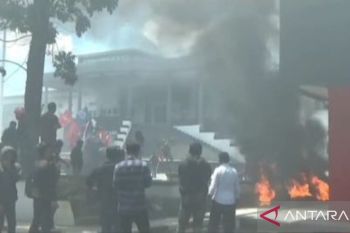 Ratusan mahasiswa demo DPRD Sultra tuntut segera sahkan RUU Perampasan Aset