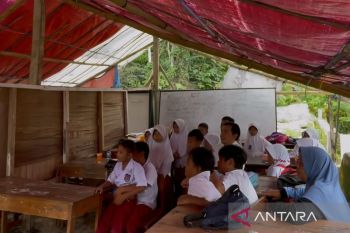 Pemkab Cianjur memastikan pembangunan sekolah rusak akibat bencana alam