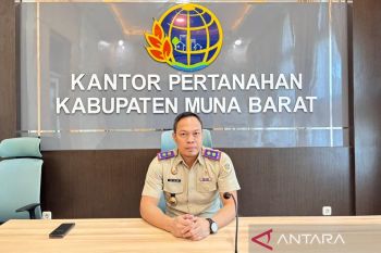 BPN Muna Barat serahkan 100 sertifikat tanah PTSL 2025 ke warga Waumere
