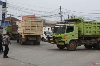Warga di Tangerang hadang puluhan truk tambang langgar jam operasional