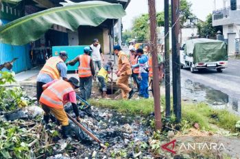 Saluran air ruas Jalan Kediri-Kuripan Lombok Barat dinormalkan