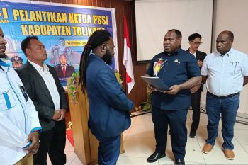 Ketua PSSI Papua Pegunungan melantik Ketua PSSI Tolikara