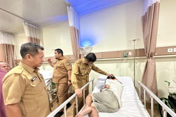 Bupati Kampar Ahmad Yuzar Jenguk anak terlantar di RSUD Bangkinang