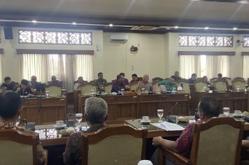 DPRD bawa empat poin aspirasi pengemudi pariwisata lokal ke pusat