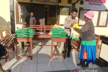 Polres Jayawijaya menjual beras murah di Distrik Asologaima