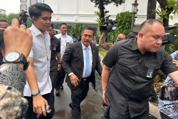 Jelang reshuffle, para menteri tiba di Istana dengan jas dan dasi biru