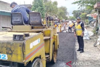 Jalan berlubang di ruas Kediri-Kuripan Lombok Barat diperbaiki