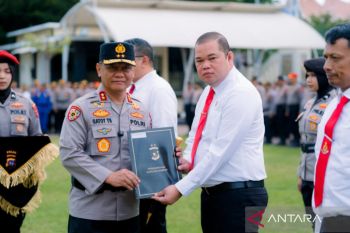 Kapolda Sumbar beri penghargaan personel yang mengungkap kasus sabu-sabu