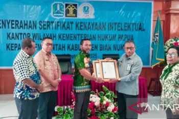 Kanwil Kemenkum serahkan sertifikat intelektual Pokem-Anggrek Suleri Biak