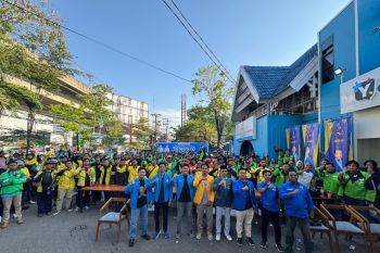 KNPI Makassar berbagi ratusan paket sembako ke pengemudi ojol