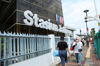 Ada TNI Fair, kereta jarak jauh berhenti di Stasiun Jatinegara