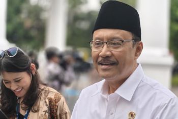Prabowo reviews aid distribution accuracy with social minister