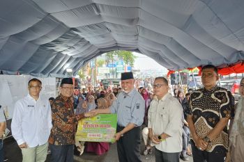Gubernur Sumbar serahkan bantuan beras CPP untuk korban kebakaran di Payakumbuh