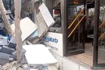 Bus Transjakarta tabrak 4 ruko di Pulogebang