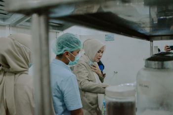 Anggota DPR RI Kartika Sandra Desi tinjau dapur MBG, respons keluhan orangtua murid