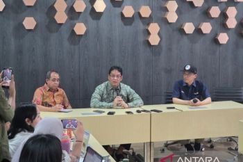 Finance minister vows to protect industry from illegal cigarettes