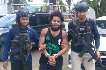 Satgas DC kawal penyerahan tersangka KKB Anis ke Kejari Nabire