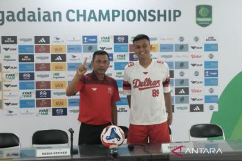 Championship  2025/2026 - Deltras antisipasi permainan bola atas Barito Putera