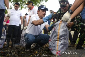 Aksi bersih sampah Menteri LH di Serang