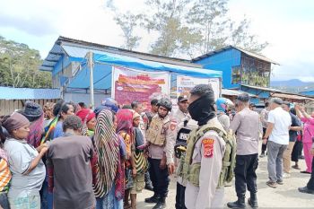 Polres Tolikara salurkan 105 karung beras SPHP program GPM